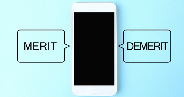 スマホを真ん中にしてメリットデメリットという文字が左右に書かれている