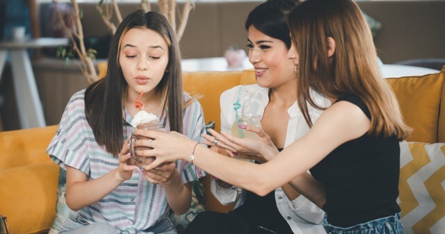 女性どうしでドリンクを飲んでいる