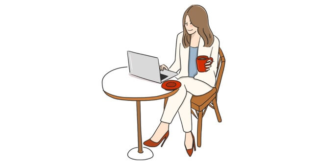 椅子に座ってコーヒー飲みながらPCをのんびり触ってる女性