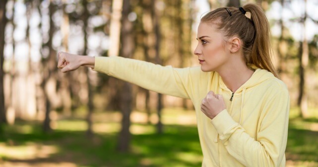 ファイティングポーズの女性