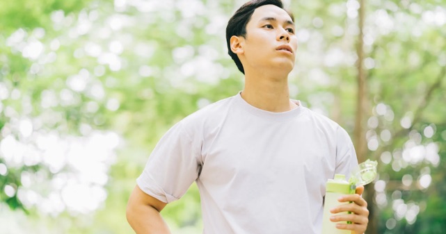 運動の途中で水分補給をする男性