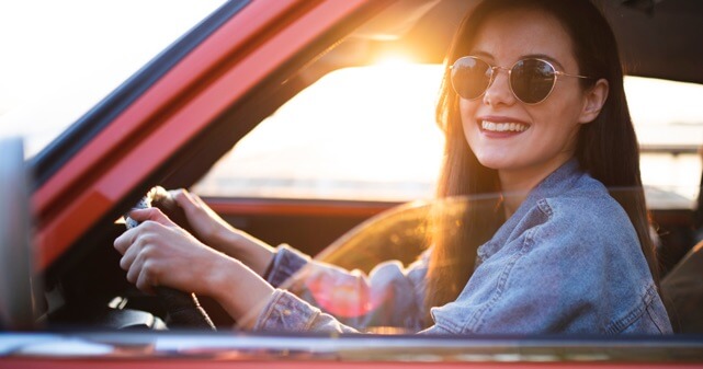 笑顔で運転する女性